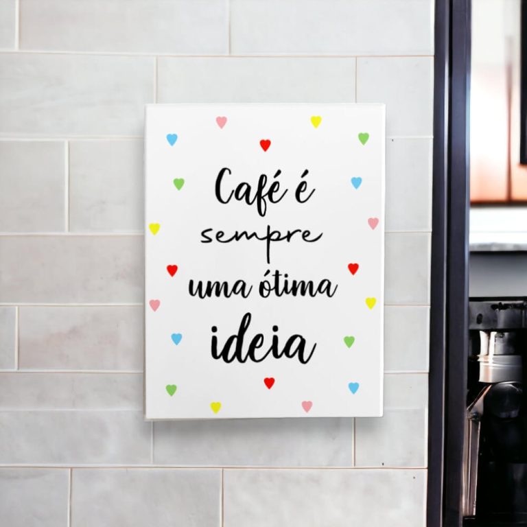 Azulejo decorativo com a frase Café é sempre uma ótima ideia com corações coloridos